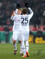 Fussball DFB Pokal, Saison 2011/2012, Viertelfinale: JUBEL Holger Badstuber (li.) mit Thomas Mueller (FC Bayern Muenchen)