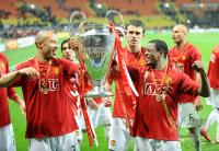 Fussball CHL  FINALE 2008 Silvestre und  Evra (ManU) mit CHL Pokal