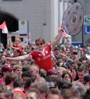 Fussball 1. Bundesliga : FC Bayern Muenchen  Fans feiern die Deutscher Meisterschaft  09/10
