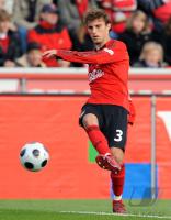 FUSSBALL 1. BUNDESLIGA: Leverkusen, HENRIQUE Einzelaktion