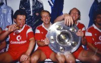 Fussball Matthaeus, Rummenigge, Hoeness in der Kabine.