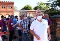 Fair und Regional; Menschenkette pro Rottenburger Schlachthof von Landwirten und Metzgern