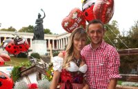 FUSSBALL 1. BUNDESLIGA:  Rafinha mit seiner Frau , Freundin