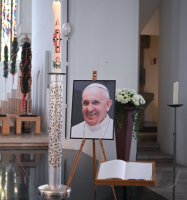 Ein Bild des verstorbenen Papst Franziskus I.im Rotternburger Dom St. Martin