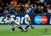Fussball Champions League  Saison 2010/2011: William Gallas (li, Tottenham Hotspur FC) gegen Javier Zanetti (re, Inter)