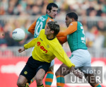 Fussball 1. Bundesliga: Bremen - Dortmund, Zweikampf