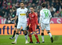 Fussball 1. Bundesliga, Saison 2012/2013: Martin Stranzl  (li, Borussia Moenchengladbach) mit Franck Ribery (Mitte, FC Bayern Muenchen) und Havard Nordtveit (Borussia Moenchengladbach)