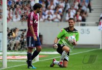 Fussball 1. Bundesliga  Saison 2011/2012:  Raul (li, FC Schalke 04) mit Torwart Sven Ulreich (re, VfB Stuttgart)