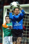 Fussball 1. Bundesliga: Bremen - Kaiserslautern, Zweikampf