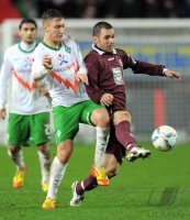 Fussball 1. Bundesliga, Saison 2011/2012: Tom Trybull (li, SV Werder Bremen) gegen Christian Tiffert (1. FC Kaiserslautern)