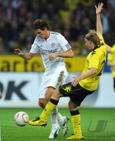 Fussball 1. Bundesliga : Mario Gomez (li, FC Bayern Muenchen) gegen Marcel Schmelzer (re, Borussia Dortmund)