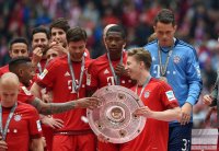 Fussball, 1. Bundesliga  Saison 13/14: Jubel FC Bayern Muenchen mit Schale