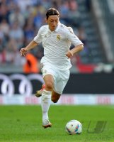 Fussball International, Testspiel: Real Madrid, OEZIL am Ball