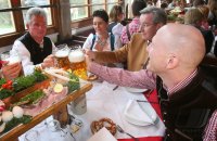 FUSSBALL 1. BUNDESLIGA: Trainer Jupp Heynckes, Karl Hopfner und Sportvorstand Matthias Sammer (v. li.)