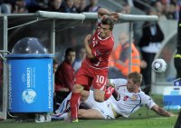 Fussball U21-EURO 2011 Halbfinale:  Xherdan Shaqiri (li, Schweiz) gegen Ondrej Mazuch (re, Tschechische Republik)