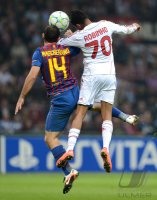 FUSSBALL INTERNATIONAL  CHL Viertelfinale 11/12: Javier Mascherano (li, Barca) gegen Robinho (AC Mailand)