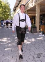 1. Fussball Bundesliga : FC Bayern in Lederhosen bei Paulaner