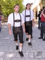1. Fussball Bundesliga : FC Bayern in Lederhosen bei Paulaner
