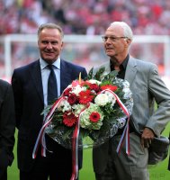 Fussball 1. Bundesliga  Saison 2010/2011: Vorstandsvorsitzender Karl Heinz Rummenigge gratuliert Franz Beckenbauer zum 65. Geburtstag  (v. li., FC Bayern Muenchen)