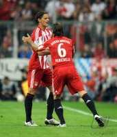 Fussball 1. Bundesliga &Atilde;Saison 2010/2011: EINWECHSLUNG Martin Demichelis fuer Daniel van Buyten (FC Bayern Muenchen)