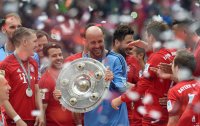 Fussball, 1. Bundesliga  Saison 13/14: Jubel FC Bayern Muenchen mit Schale