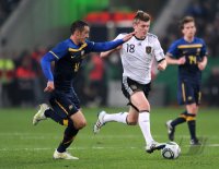 Fussball International EM 2012 Testspiel:  Carl VALERI (li, Australien) gegen Toni Kroos (re, Deutschland)