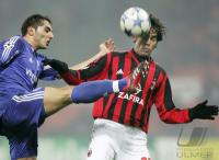 Fussball UCL: Mailand - Schalke, Zweikampf