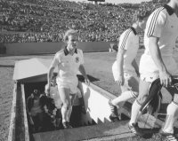 Fussball Argentinien-Deutschland: Rummenigge kommt auf das Spielfeld.