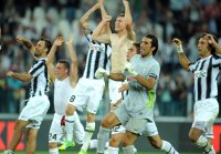 FUSSBALL SERIE A:  JUBEL Emanuele Giaccherini , Claudio Marchisio, Stephan Lichtsteiner , Gianluigi Buffon, Andrea Pirlo (v. li., Juventus Turin)