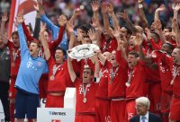 Fussball, 1. Bundesliga  Saison 13/14: Jubel FC Bayern Muenchen mit Schale