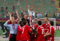 FUSSBALL CHAMPIONSLEAGUE FINALE 2000/2001:  JUBEL Manager Uli Hoeness (FC Bayern Muenchen)