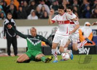 Fussball 1. Bundesliga  Saison 2010/2011: Mikael Silvestre (li, SV Werder Bremen)   gegen Ciprian Marica (re, VfB Stuttgart)