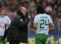 Fussball 1. Bundesliga  Saison 2010/2011: Trainer Schaaf und Pizarro (SV Werder Bremen)