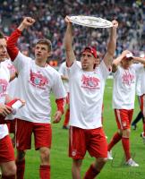 Fussball 1. Bundesliga : Jubel mit Meisterschale Thomas Mueller, Franck Ribery (v. li., FCB)