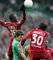 Fussball 1. Bundesliga: Bremen - Kaiserslautern, Zweikampf