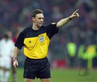 FUSSBALL Schiedsrichter Hugh Dallas (SCO)