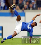 Fussball Bundesliga: Schalke, Mpenza Einzelaktion
