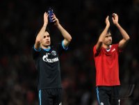 Fussball CHL  Saison 2010/2011: Jose Manuel Jurado winkt mit Raul (v.li., FC Schalke 04)