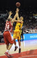 Basketball 1. Bundesliga 2011/2012:  Demond GREENE (li, FC Bayern Muenchen) gegen DaShaun Wood (Alba Berlin)