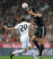 FUSSBALL Testspiel : GONZALO HIGUAIN (li, Real Madrid) gegen Daniel van Buyten (re, FC Bayern Muenchen)