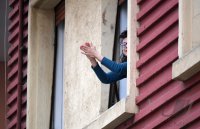 Corona Krise in Rom: Bewohner klatscht fuer Rettungskraefte