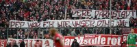 Fussball 1. Bundesliga Saison 15/16:  FC Bayern Muenchen Fans mit Anti Trainer Pep Guardiola Banner