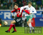Fussball 1. Bundesliga: Leverkusen - Bremen, Zweikampf