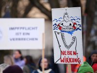 Kundgebung im Tuebinger Anlagenpark: 1200 Menschen demonstrierten gegen die einrichtungsbezogene Impfpflicht