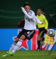 FUSSBALL INTERNATIONAL: Deutschland, OEZIL am Ball