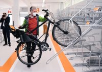 Oberbuergermeister Palmer nimmt die Radgarage am Tuebinger Hauptbahnhof in Betrieb