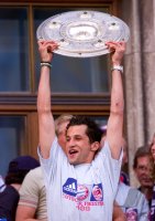 Fussball: Hasan Salihamidzic jubelt  mit Meisterschale