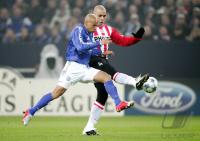 Fussball CL: Schalke - Eindhoven, Zweikampf