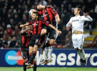 Fussball Champions League  Saison 2010/2011: Gianluca Zambrotta (li, AC Mailand) gegen Zlatan Ibrahimovic (mitte, AC Mailand) gegen RICARDO CARVALHO (re, Real Madrid)