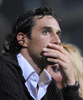 Fussball 3. Bundesliga:  Lucs Toni auf der Tribuene (FCB)